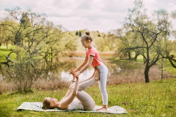 Een Mooie Jonge Vrouw Haar Dochter Oefenen Yoga Sportkleding Met — Stockfoto