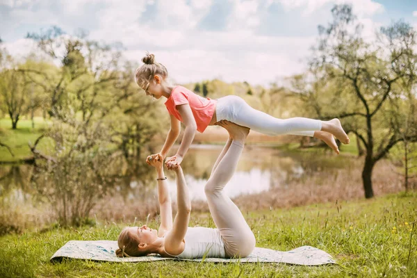 Een Jonge Moeder Oefent Yoga Met Haar Dochter Vrouw Ligt — Stockfoto
