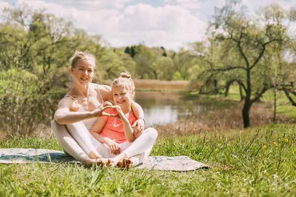 Een Jonge Moeder Dochter Sportkleding Doen Samen Yoga Een Park — Stockfoto