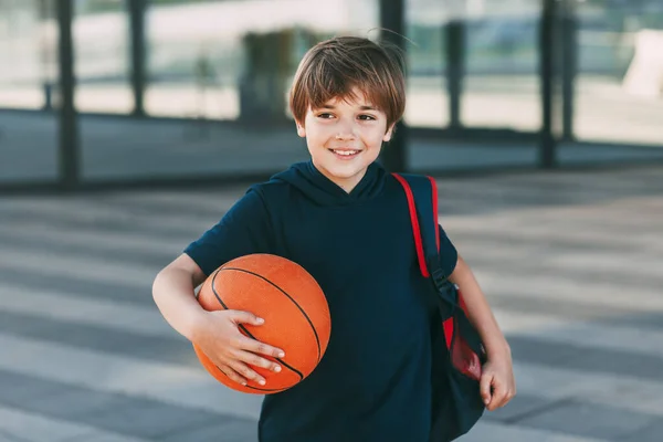 Porträtt Vacker Pojke Sportuniform Med Ryggsäck Och Basketboll Pojken Ler — Stockfoto