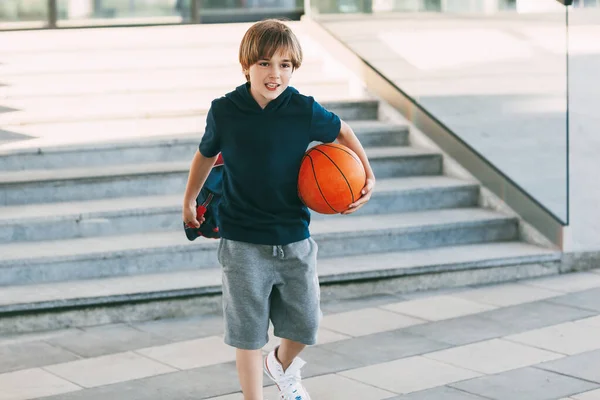 Roztomilý Chlapec Batohem Jedné Ruce Basketbalem Druhé Chlapec Formě Spěchu — Stock fotografie