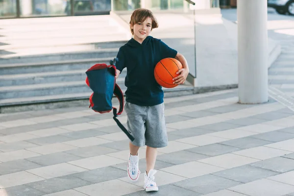 Seorang Anak Laki Laki Lucu Dengan Ransel Satu Tangan Dan — Stok Foto