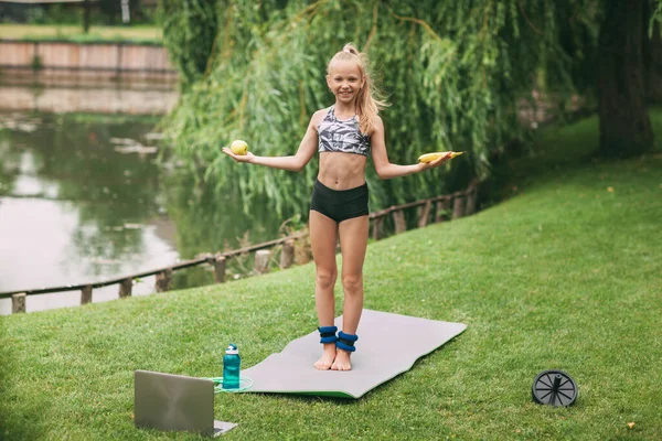 Dospívající Dívka Drží Jablko Banán Ruce Poté Podstoupila Online Venkovní — Stock fotografie