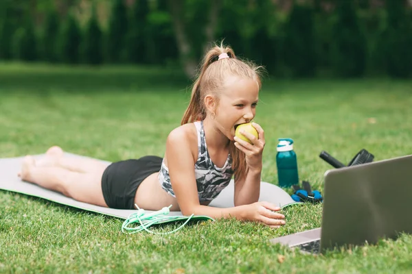 Teenage Girl Holds Apple Banana Her Hand Undergoing Online Outdoor — Stock Photo, Image