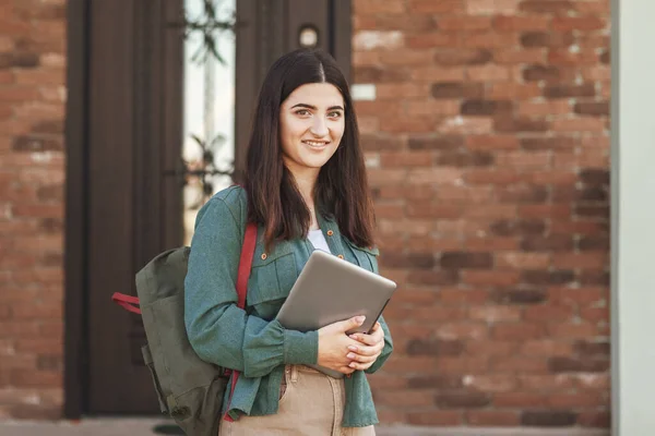 Retrato Una Joven Estudiante Con Una Hermosa Sonrisa Usando Tableta — Foto de Stock