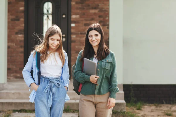 Krásné Usměvavé Studentky Batohy Tablet Jít Domova Univerzitu Dvě Dívky — Stock fotografie