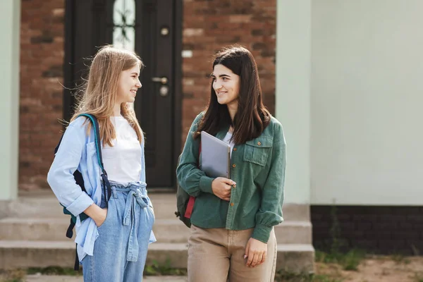 Piękne Uśmiechnięte Studentki Plecakami Tabletem Idą Domu Uniwersytet Dwie Dziewczyny — Zdjęcie stockowe