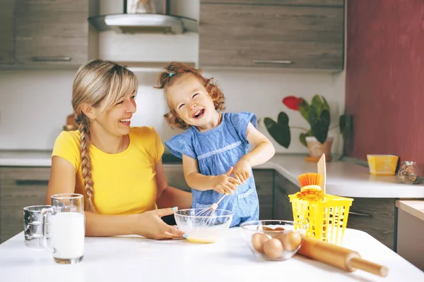 Uma Mãe Sua Filhinha Preparam Ingredientes Para Assar Mesa Estão — Fotografia de Stock