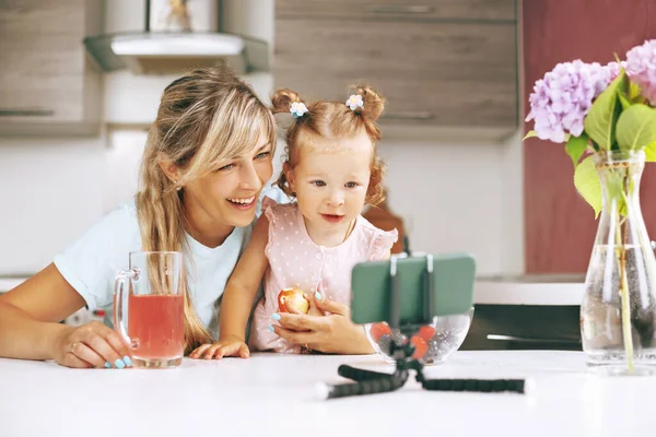 Happy Mother Daughter Sit Table Kitchen Watch Educational Videos Phone — Stock Photo, Image