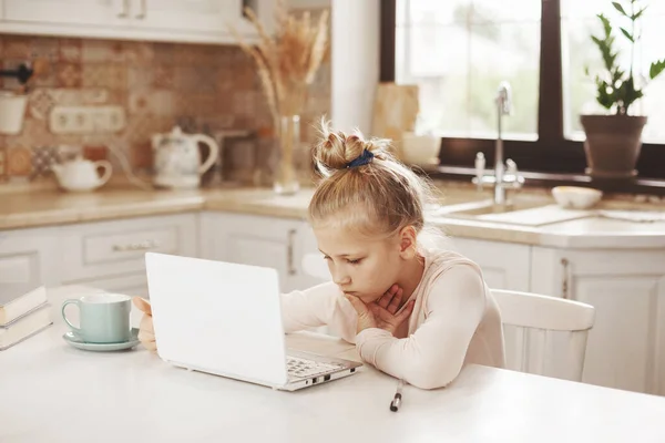 Chica adolescente viendo video tutorial en la computadora portátil en la cocina, aprendizaje a distancia, educación en línea, concepto de aprendizaje en el hogar —  Fotos de Stock