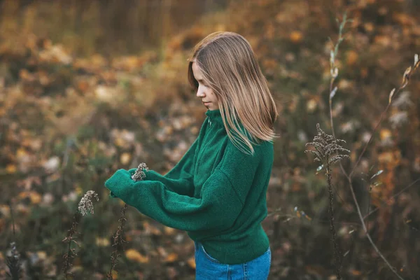 Retrato de una hermosa adolescente con cabello rubio y ojos azules en un parque de otoño. Niños en el parque de otoño — Foto de Stock