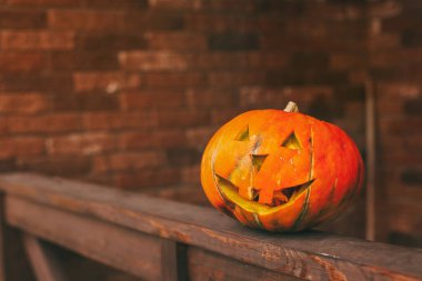 Cadılar Bayramı 'nda, evin yanında büyük bir balkabağı vardır. Yakın plan..