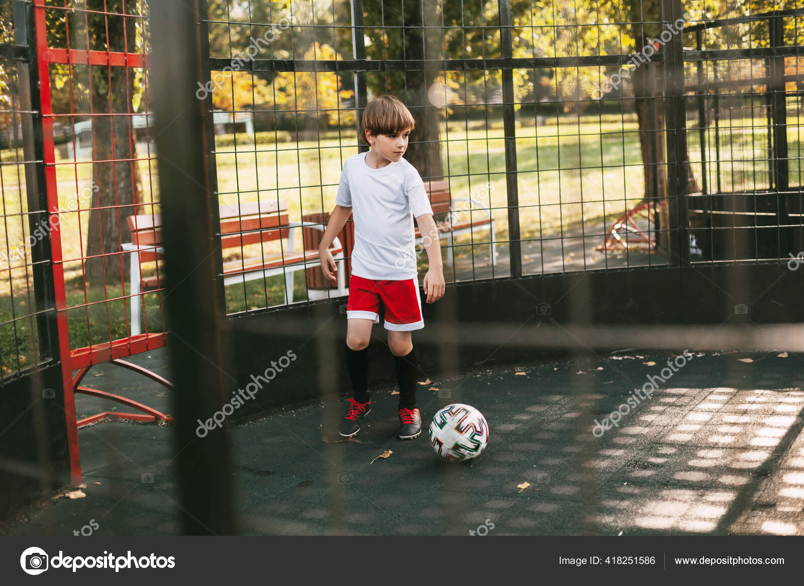 Bola de basquete no campo de esportes. estilo de vida saudável e