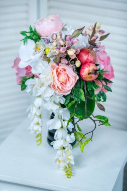 Buket yaz çiçek sepeti ile natürmort