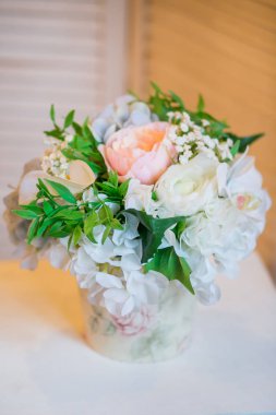 Buket yaz çiçek sepeti ile natürmort