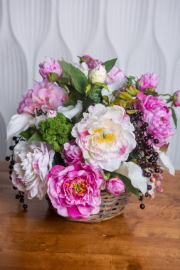 peonies ve bir sepet içinde otlar ile kompozisyon