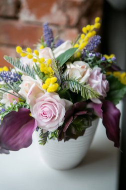 Buket yaz çiçek sepeti ile natürmort