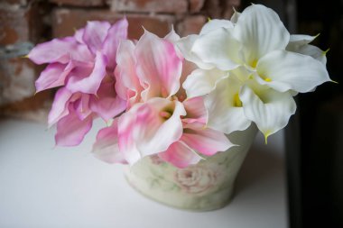 Buket yaz çiçek sepeti ile natürmort