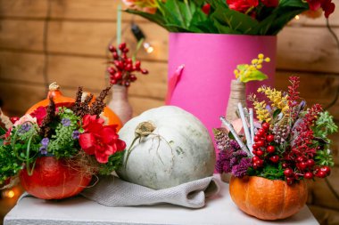 İş yerinde çiçekçi: nasıl büyük kabak ve buket çiçek bir Şükran centerpiece yapmak. Adım adım, öğretici.