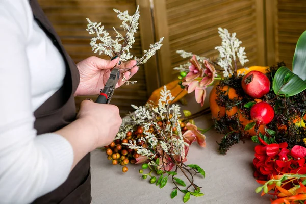 Floristería en el trabajo: Cómo hacer una pieza central de Acción de Gracias con calabaza grande y ramo de flores. Paso a paso, tutorial . — Foto de Stock