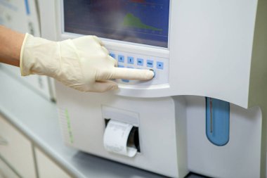 Laboratuvar Sorumlusu kan bileşenleri bileşimi işleme ekranında, özel bir aparatı, sonra verileri görüntüler yakın çekim