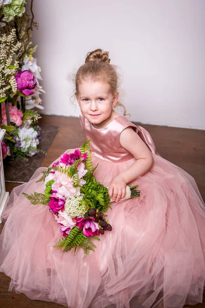 Mała Księżniczka Pięknej Różowej Sukience Siedzi Podłodze Pobliżu Kwietniki Latarnie — Zdjęcie stockowe