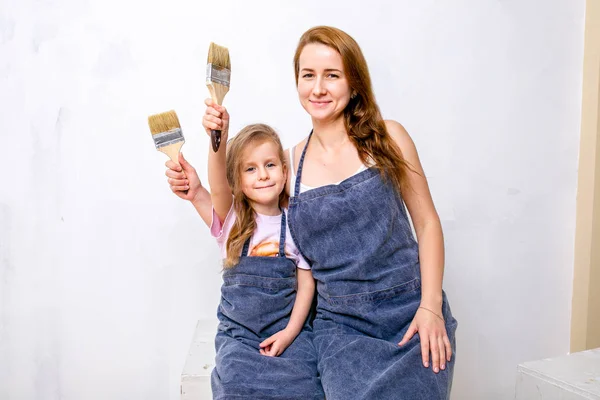 Reparação Apartamento Mãe Filha Família Feliz Aventais Preparados Para Pintar — Fotografia de Stock