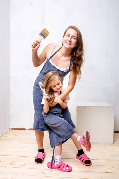 Reparação Apartamento Mãe Filha Família Feliz Aventais Preparados Para Pintar — Fotografia de Stock