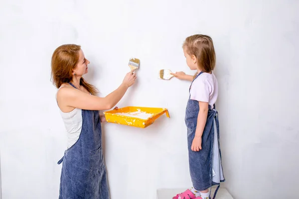 Reparação Apartamento Mãe Filha Família Feliz Aventais Pintar Parede Com — Fotografia de Stock