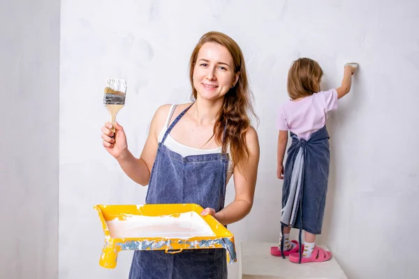 Reparação Apartamento Mãe Filha Família Feliz Aventais Pintar Parede Com — Fotografia de Stock