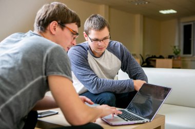 İki genç insan bir proje ofisi görüşüyorlar. Masada yanyana, onlardan biri diğeri onun projesi hakkında söyler ve verilirse metnin ekranda gösterir