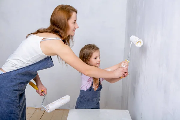 Reparação Apartamento Mãe Filha Família Feliz Aventais Pintar Parede Com — Fotografia de Stock