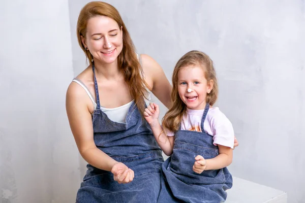 Reparação Apartamento Mãe Filha Família Feliz Aventais Pintar Parede Com — Fotografia de Stock