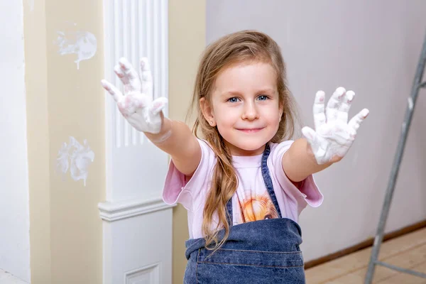 Reparação Apartamento Mãe Filha Família Feliz Aventais Pintar Parede Com — Fotografia de Stock