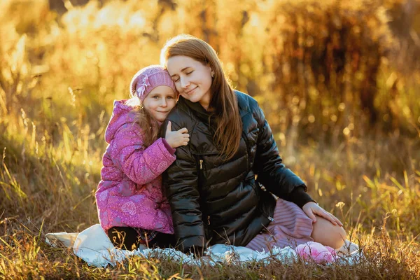 Mladá Krásná Matka Dcerou Procházce Slunečného Podzimního Dne Sedí Přehoz — Stock fotografie