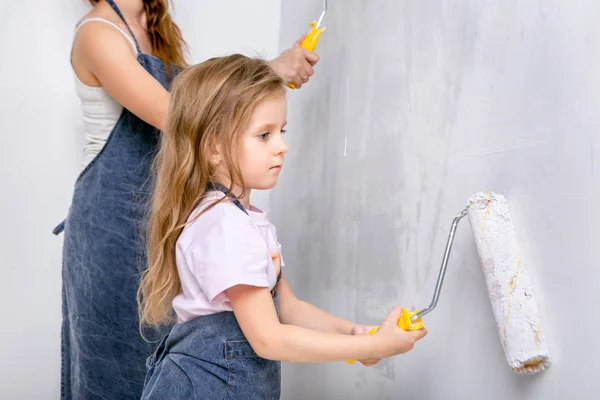 Reparação Apartamento Mãe Família Feliz Filha Pequena Aventais Azuis Pinta — Fotografia de Stock