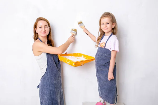 Reparação Apartamento Mãe Família Feliz Filha Pequena Aventais Azuis Pinta — Fotografia de Stock