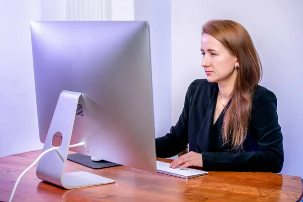 Portrait Happy Young Successful Businesswoman Office She Sits Table Looks — Stock Photo, Image