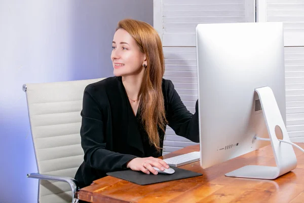 Portrait Happy Young Successful Businesswoman Office She Sits Table Shows — Stock Photo, Image