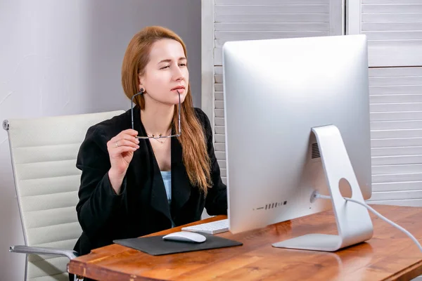 Portrait Happy Young Successful Businesswoman Office She Sitting Table Holding — Stock Photo, Image