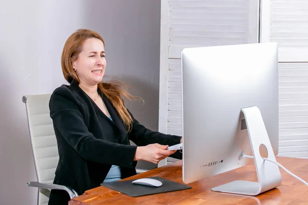 Portrait Angry Young Businesswoman Office She Sits Table Throws Keyboard — Stock Photo, Image