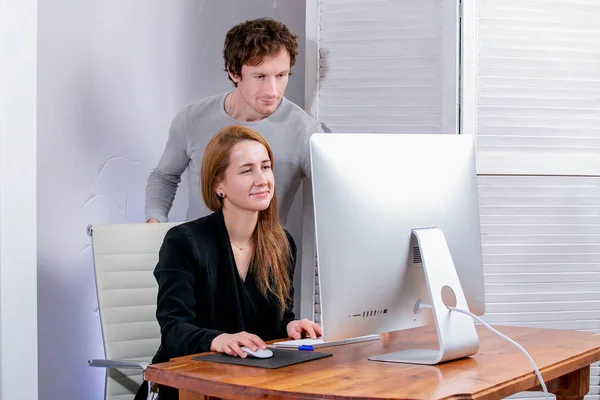 Portrait Young Successful Woman Man Office Looks Display Doing Office — Stock Photo, Image