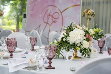 Bir parti, düğün ya da diğer Festival olay güzel tablo ayarı çanak çömlek ve çiçeklerle. Züccaciye Mağazaları ve çatal bıçak takımı yiyecek ve içecek olay akşam yemeği için. Yatay fotoğraf