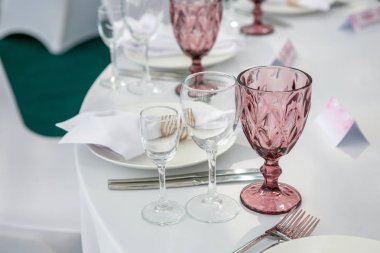 Bir parti, düğün ya da diğer Festival olay güzel tablo ayarı ile çanak çömlek. Züccaciye Mağazaları ve çatal bıçak takımı yiyecek ve içecek olay akşam yemeği için. Yatay fotoğraf