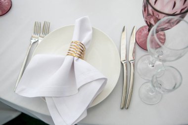 Bir parti, düğün ya da diğer Festival olay güzel tablo ayarı ile çanak çömlek. Züccaciye Mağazaları ve çatal bıçak takımı yiyecek ve içecek olay akşam yemeği için. Yatay fotoğraf