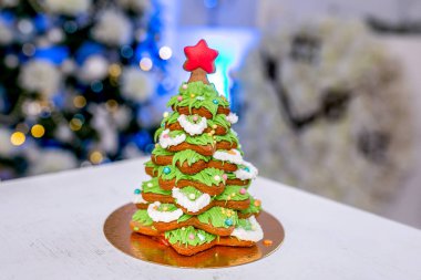 Gingerbread köknar ağacı Yılbaşı ufuk ışıkların önünde oturma odası dekore edilmiştir. Tatil tatlılar. Yeni yıl ve Noel Tema. Şenlikli ruh hali.