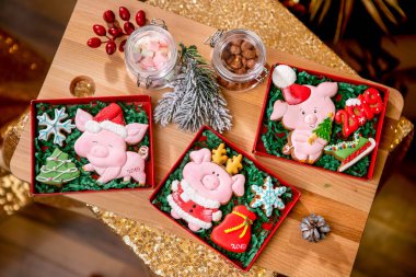 Çam dalları, fındık ve çilek, tablo karton kutuda Gingerbread domuzcuk üst görünüm. Tatil tatlılar. Yeni yıl ve Noel Tema. Şenlikli ruh hali. Noel kartı.