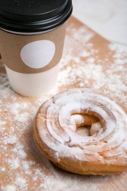 Beyaz arka plan üzerinde ahşap masa üzerinde choux kekle sıcak kahve fincan. Hızlı kahvaltı. Fransız mutfağı. Günaydın.