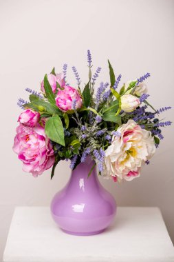 Cam vazo içinde sunulan güzel karışık çiçekli buket. Çiçekler çok güzel grup. Profesyonel çiçekçi eseri. Düğün veya ev dekor