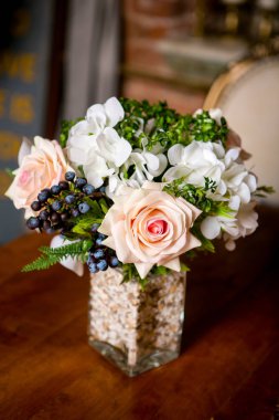 Bir tabloda vazoda güzel karışık çiçekler Buket. Çiçekler çok güzel grup. Profesyonel çiçekçi eseri. Düğün veya ev dekor